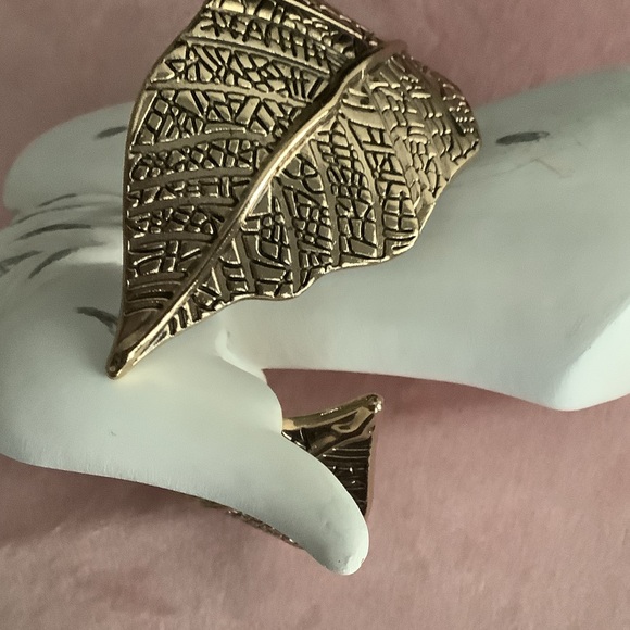 Elegant Gold-Tone Cuff Bracelet - Picture 4 of 4